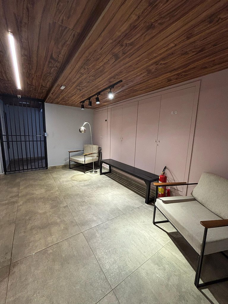 Studio Espaçoso e Varanda - 500m Metrô República