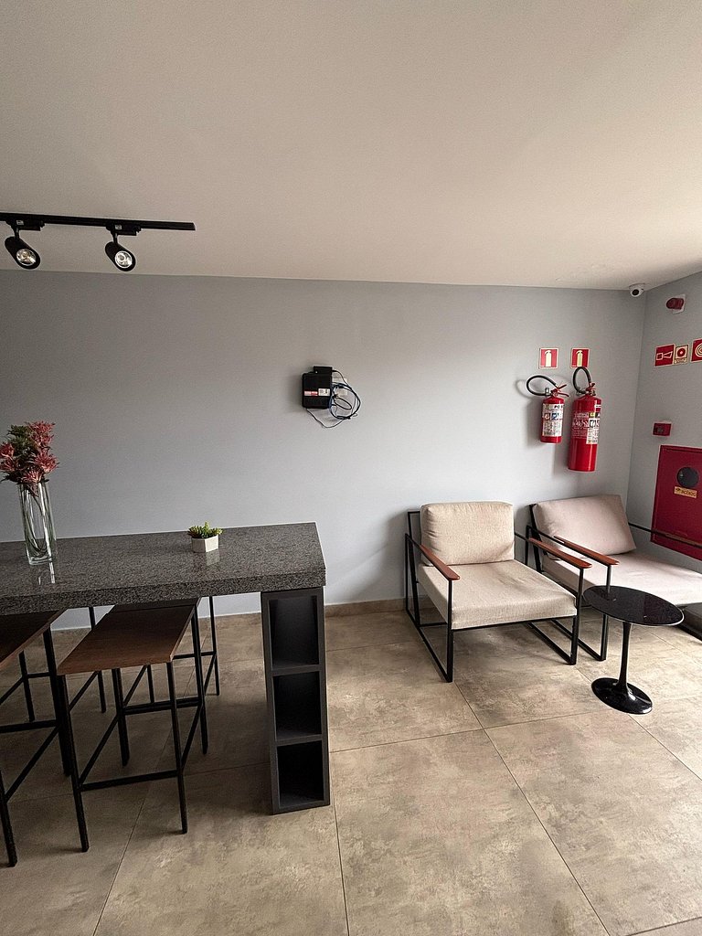 Studio Espaçoso e Varanda - 500m Metrô República