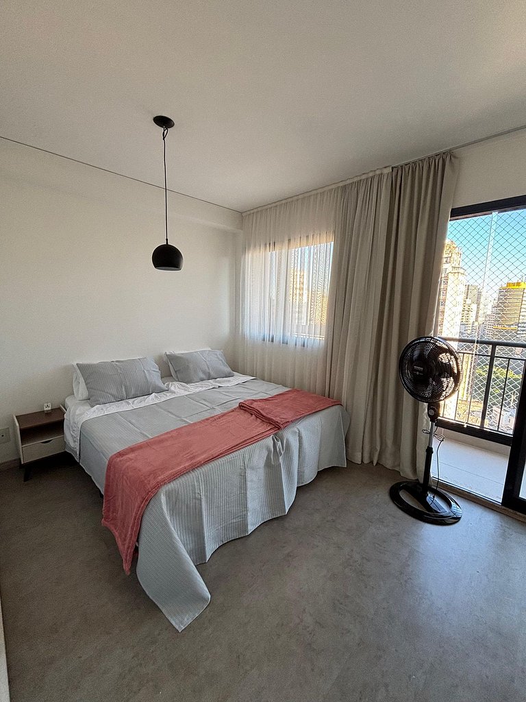 Studio c/ Varanda Vista Incrível Silencioso na Luz