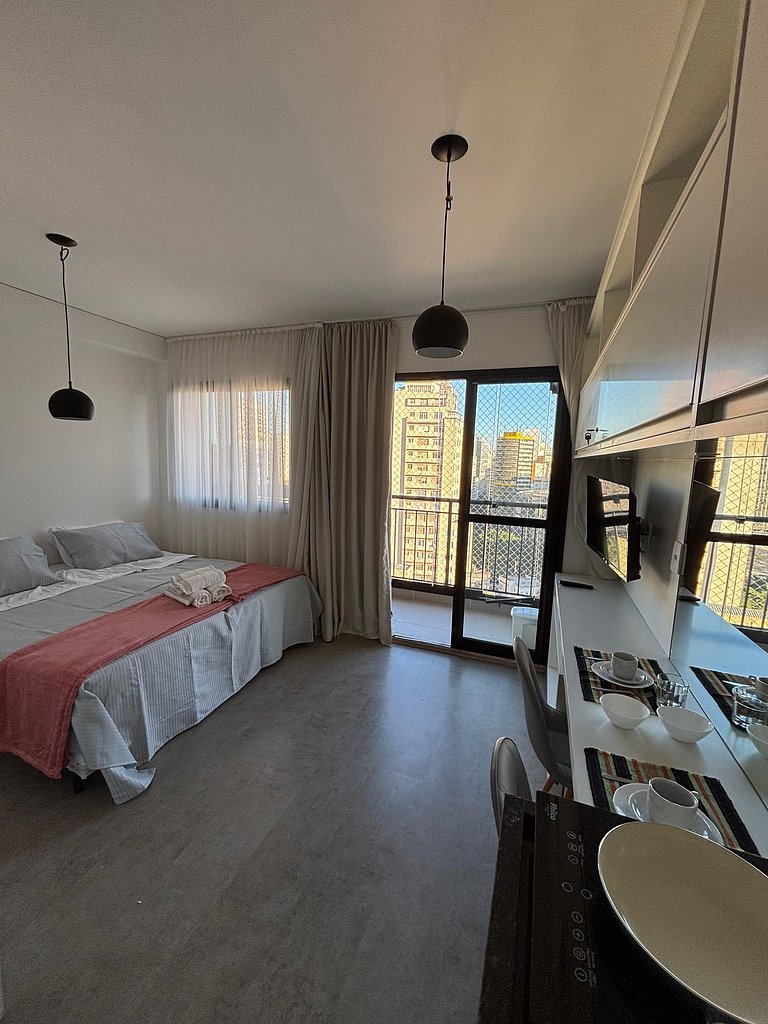 Studio c/ Varanda Vista Incrível Silencioso na Luz